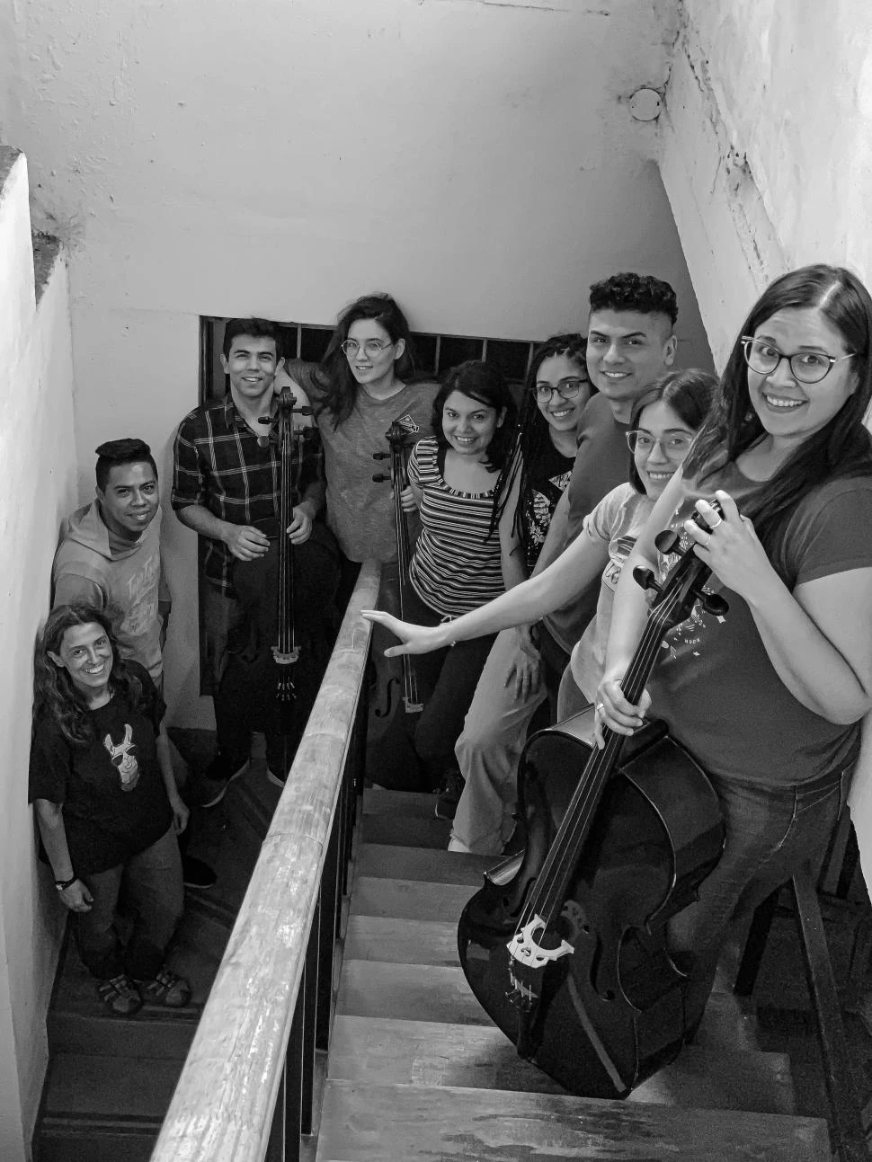 OCHO CELLOS. El Ensamble se funda en su formación académica para abordar música bien popular.  gentileza estela garcía