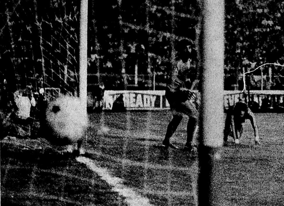 MOMENTO DE GOL. Después de eludir a dos jugadores, Diego Maradona lanzó un centro pasado y Rolando Barrera, con un cabezazo, puso el 2-0 en el estadio de La Ciudadela. la gaceta / fotos de archivo