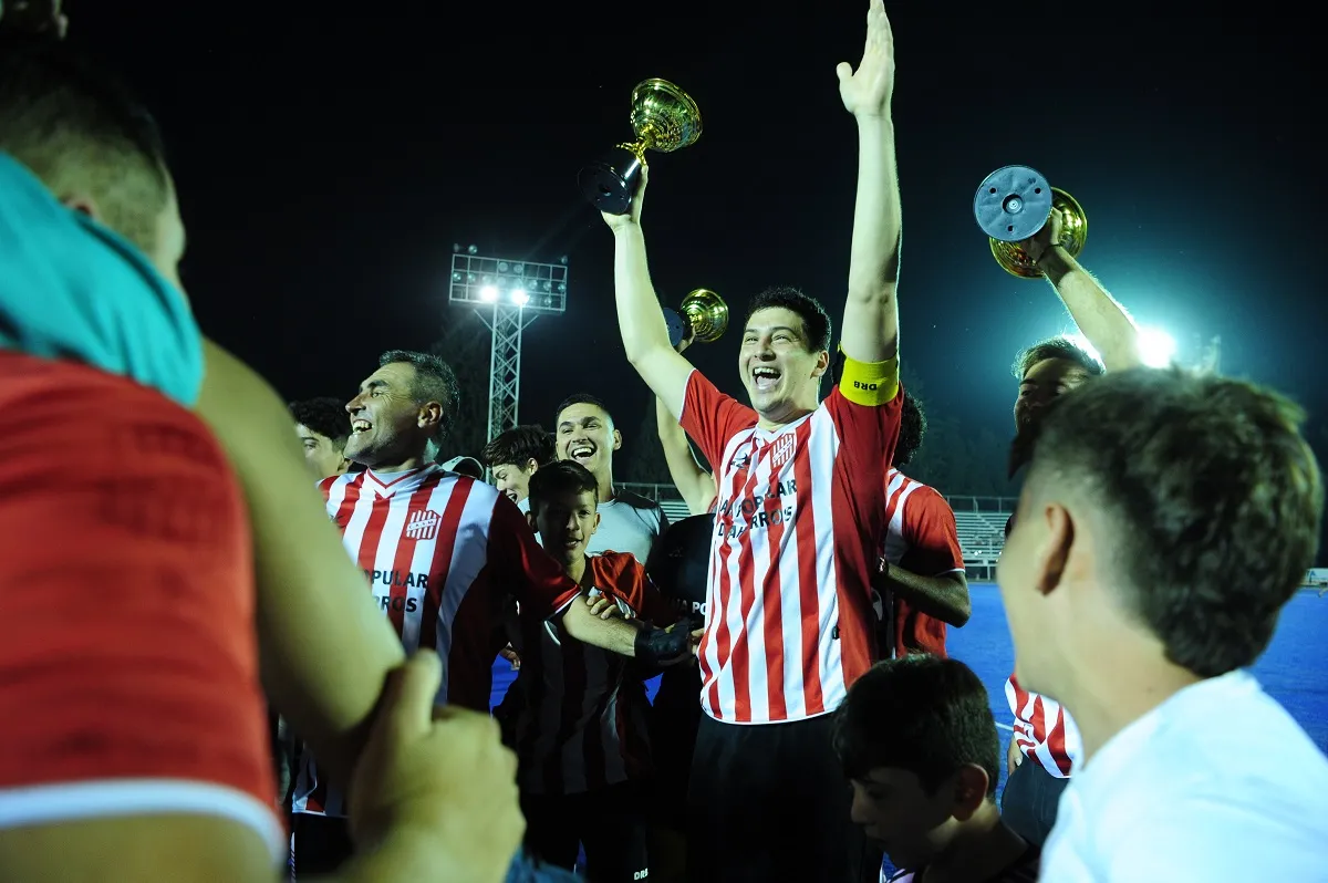 NUEVO CAMPEÓN. El capitán Gianfranco Micieli levanta el trofeo ante su gente; San Martín ganó el título en buena ley. LA GACETA/ DIEGO ARÁOZ. 