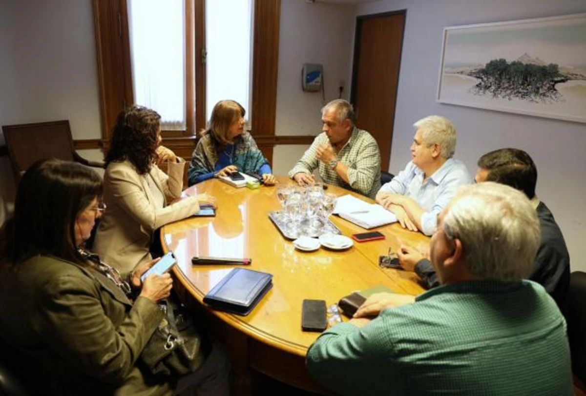 Reunión entre gremios docentes y la titular de Educación. FOTO COMUNICACIÓN PÚBLICA