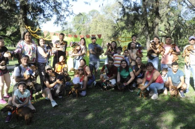 Disfraces y ladridos: los perros salchichas tuvieron una fiesta en el parque 9 de Julio