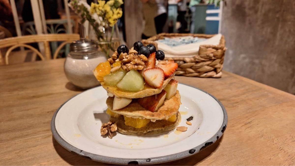 Torre de panqueques y frutas. Una de las opciones de la carta de Amor es Comer