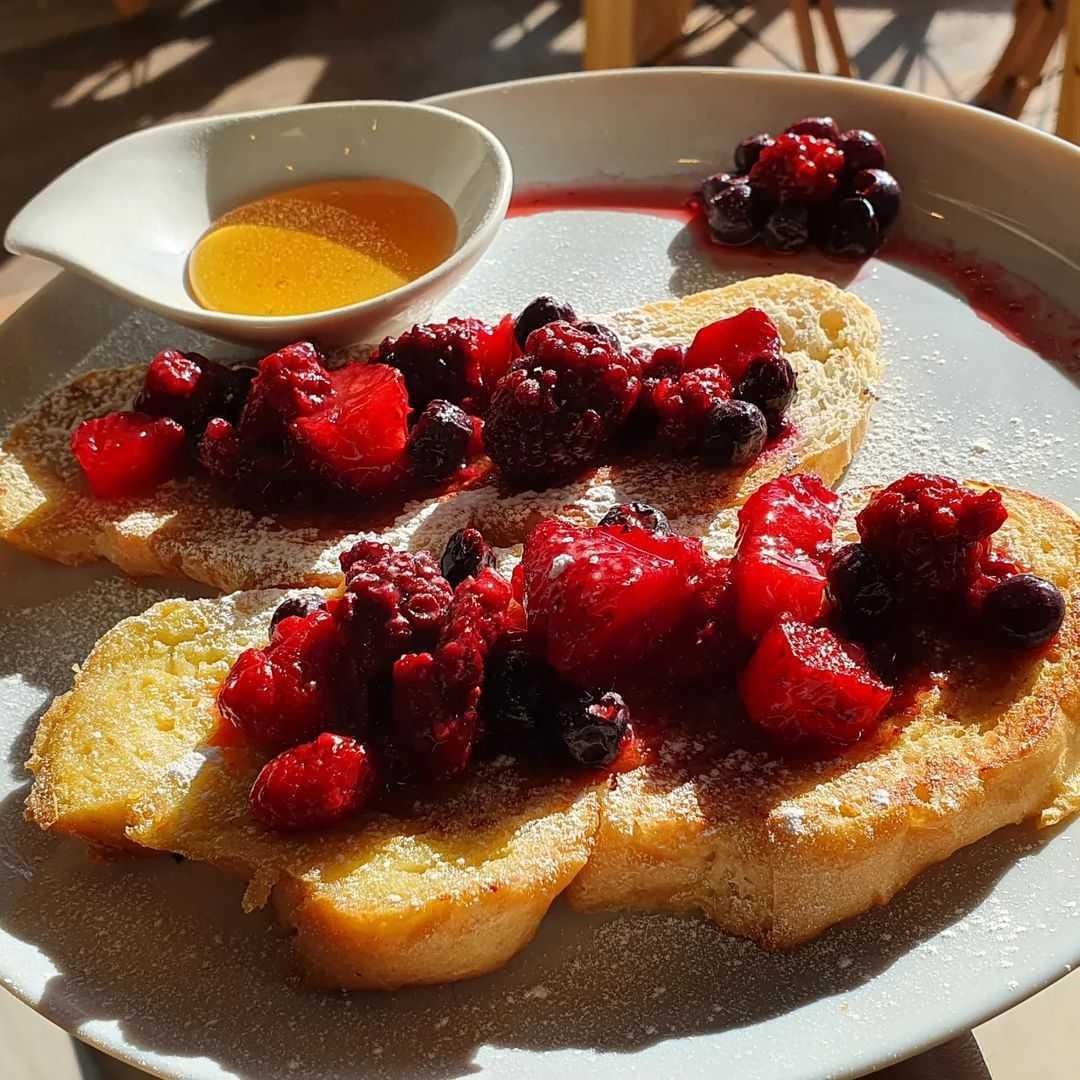 Tostadas con frutos rojos en Máximo: entre los recientes descubrimientos de los tucumanos