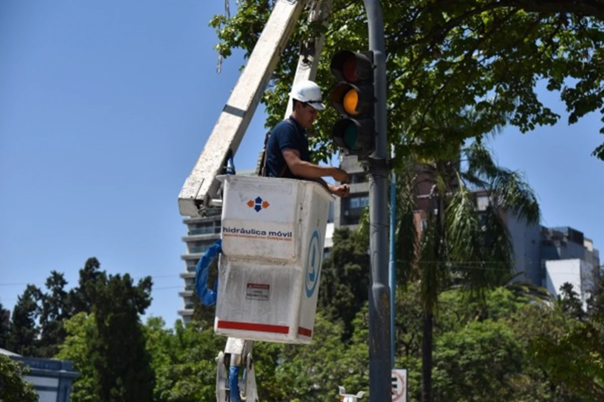 REPARACIÓN DE SEMÁFOROS EN LA CAPITAL / Prensa SMT