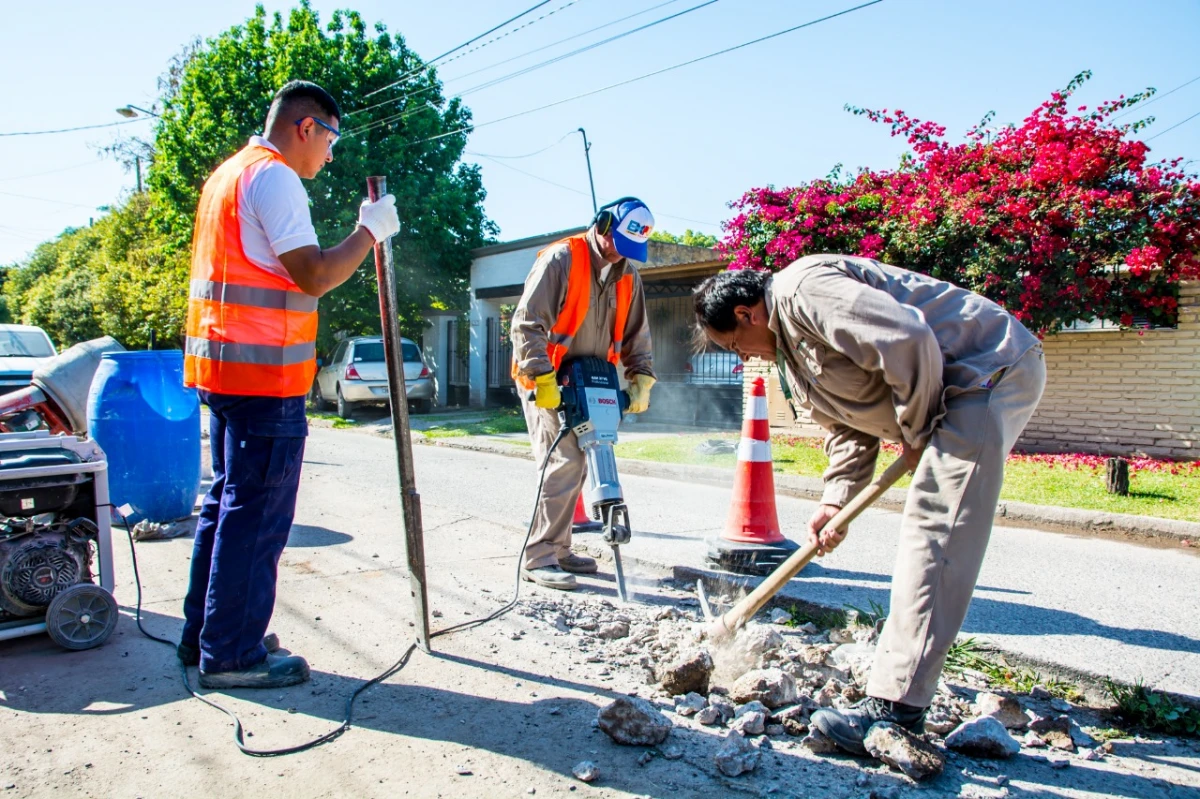 Obreros trabajan en una calle. FOTOS MUNICIPLIDAD YERBA BUENA