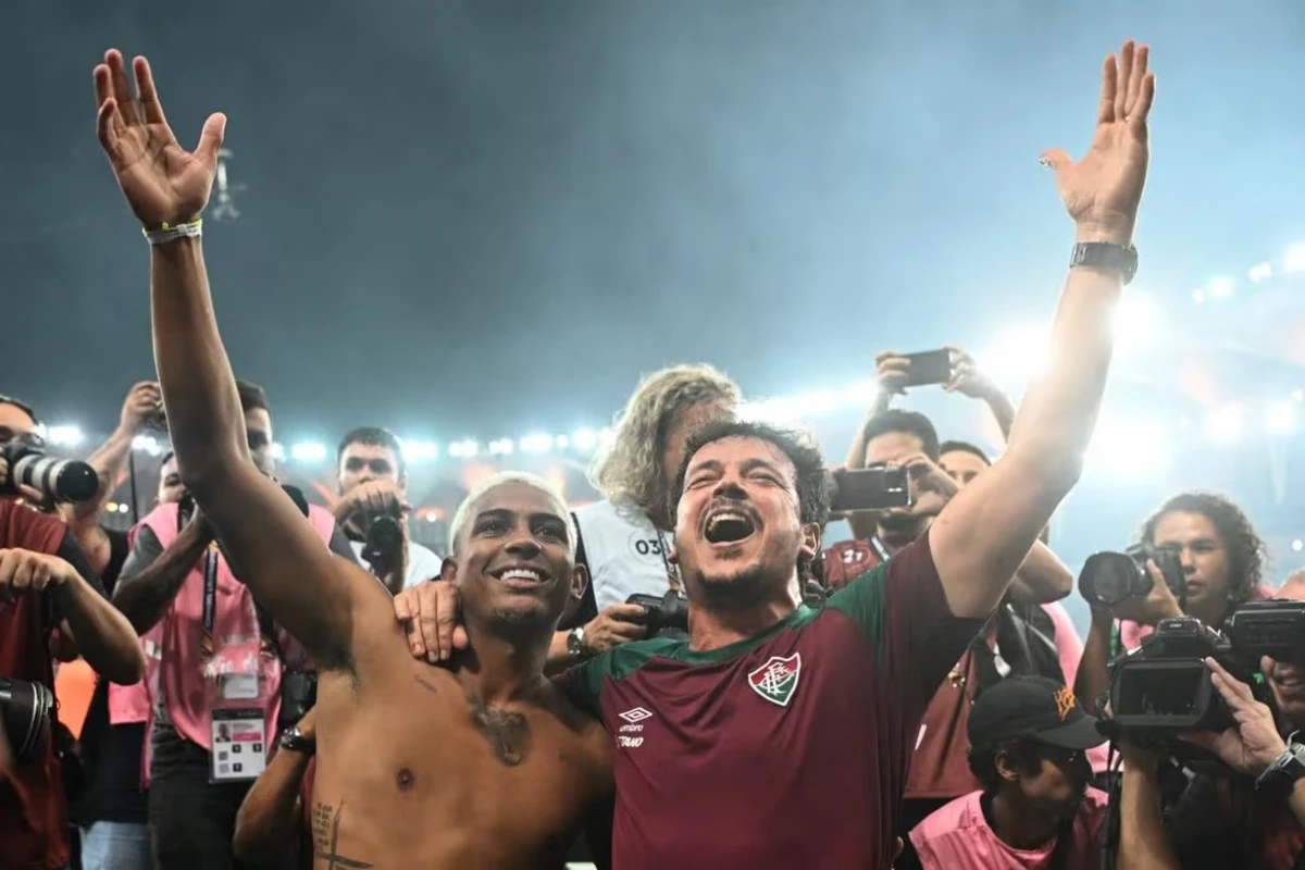 John Kennedy junto a Fernando Diniz en los festejos de Fluminense. 