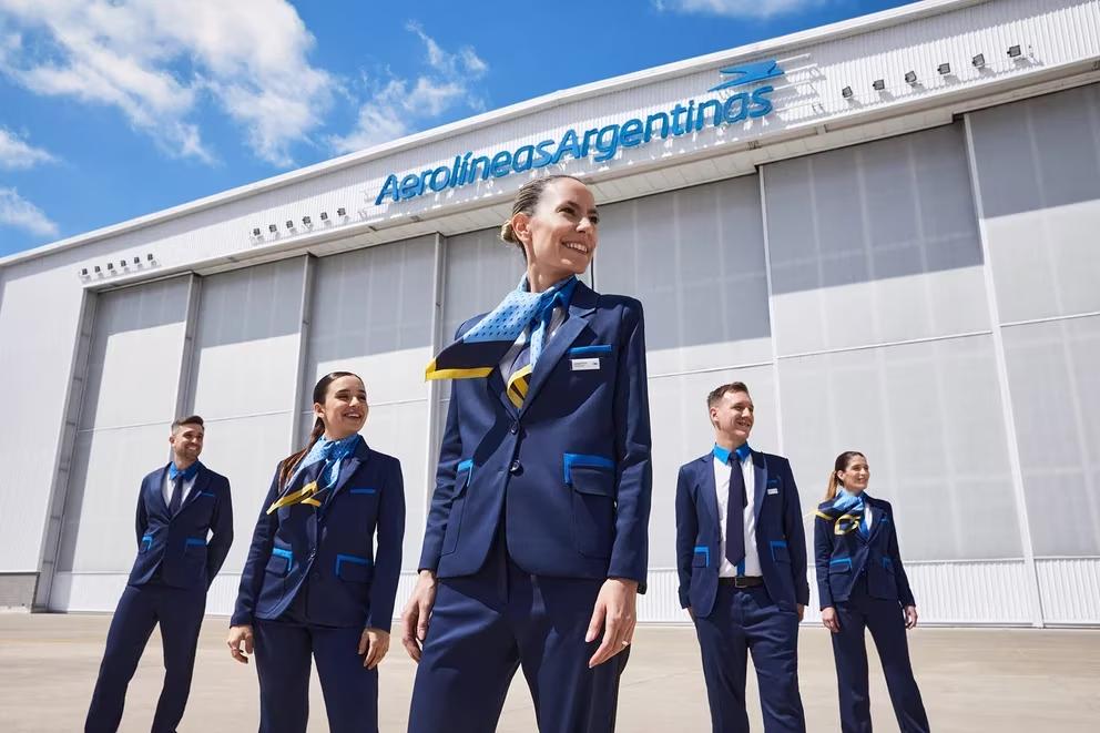 Cómo son los nuevos uniformes del personal de vuelo de Aerolíneas Argentinas diseñados por Benito Fernández y Ricky Sarkany