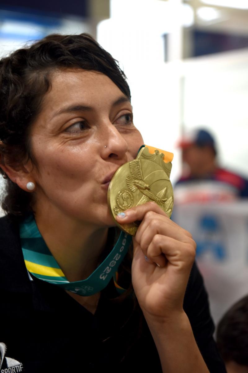 OTRO BESO DORADO. Pinto con su segunda medalla dorada panamericana. FOTO DE JOSÉ NUNO