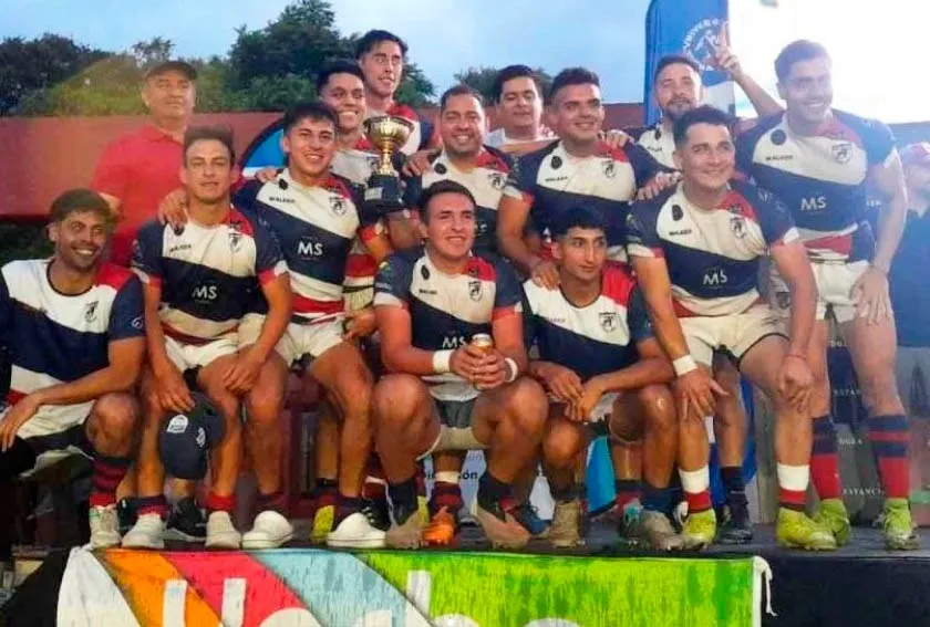 CAMPEONES. En la edición inaugural del Seven de Yerba Buena, Aguará Guazú ganó la Copa de Oro del Ascenso.