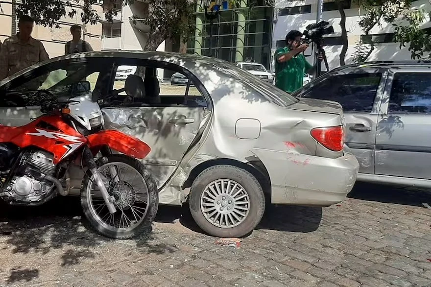 SECUESTROS. La moto que habrían utilizado los motochorros y el auto del diplomático frances.