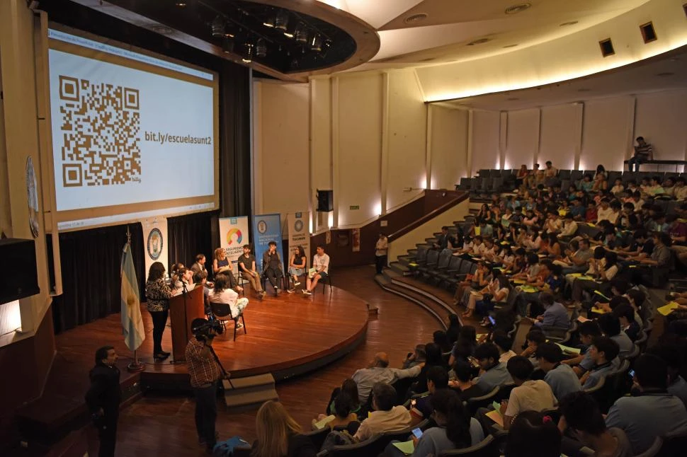 DEBATE. Los chicos aprendieron a ser ciudadanos críticos y observar con atención las redes sociales. LA GACETA / FOTOs DE JUAN PABLO SANCHÉZ NOLI