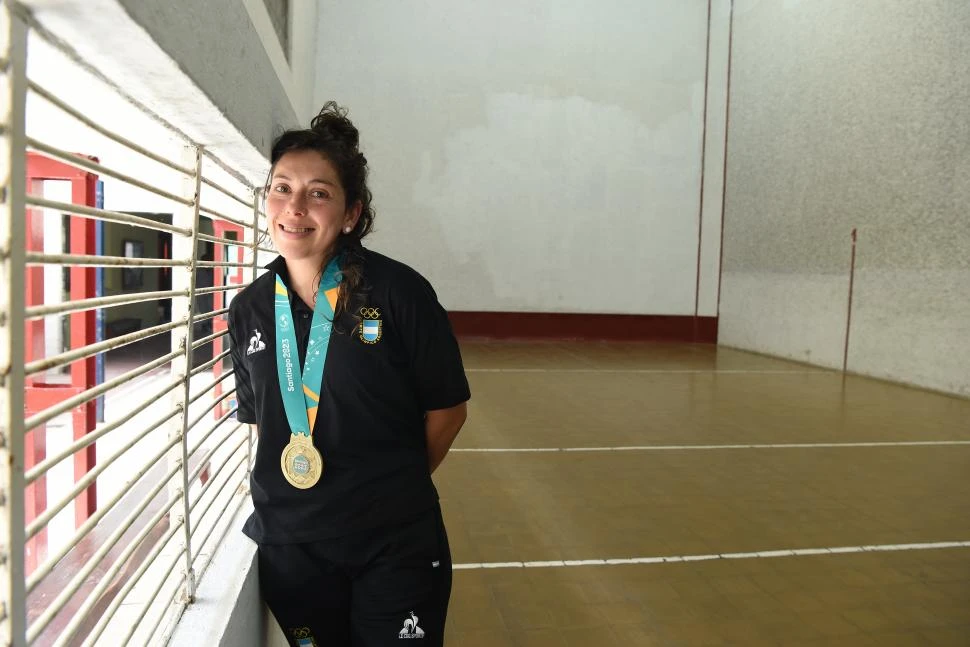 COMIENZO. Pinto, en la cancha donde su tío Eduardo la hizo conocer el deporte. Sus padres no estuvieron muy de acuerdo porque era un ámbito muy machista. la gaceta / fotos de josé nuno