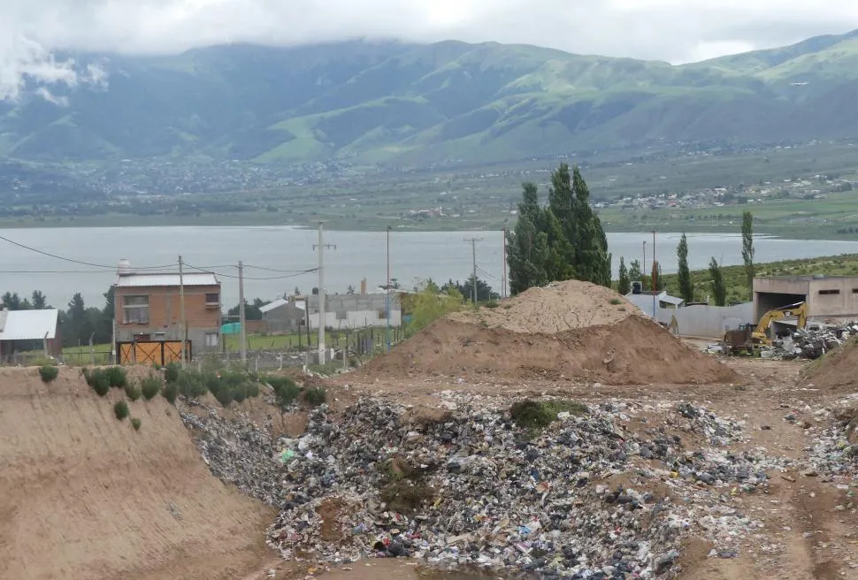 Los vecinos de El Mollar se impacientan ante la lentitud del traslado de la planta de residuos