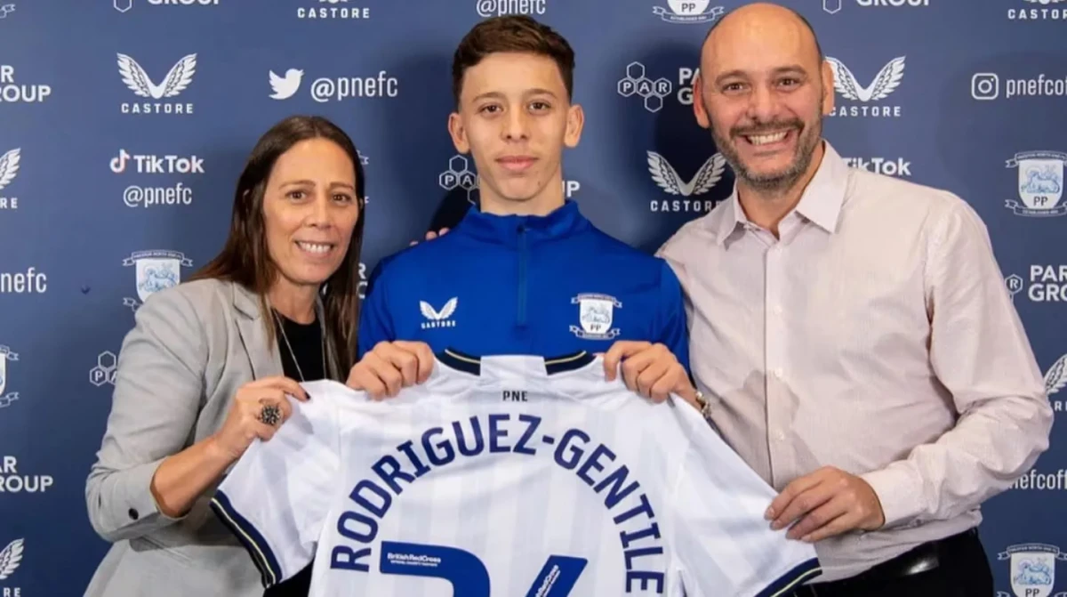 Felipinho firmó su primer contrato como profesional. 