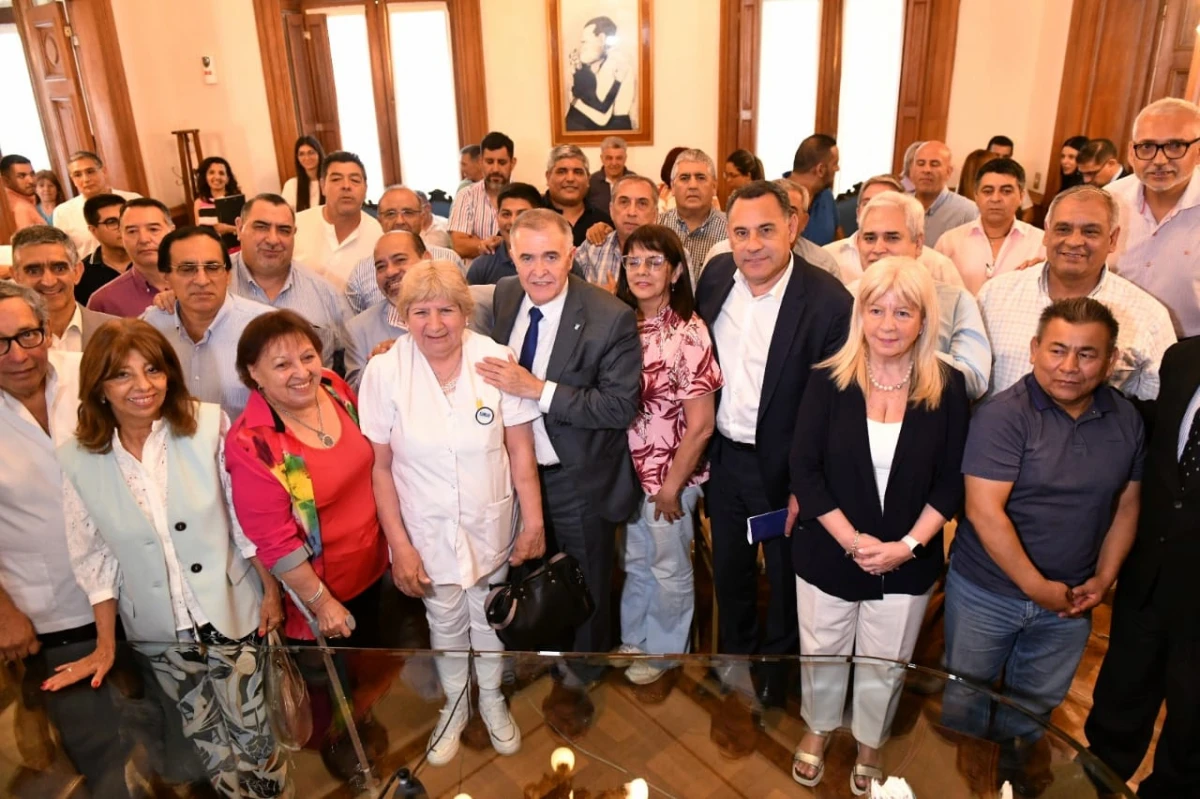 CON LOS GREMIOS. Jaldo, junto a los representantes de los gremios estatales de la provincia. Foto de Comunicación Pública