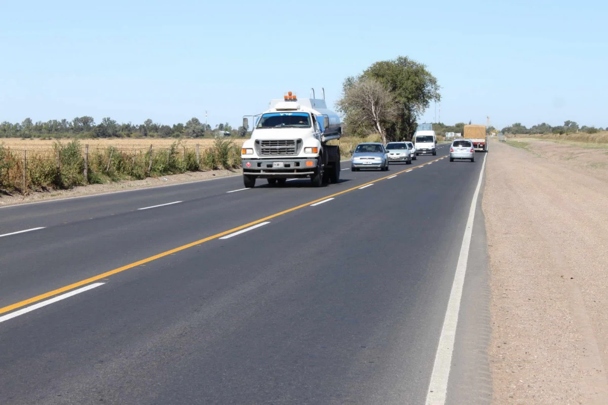 Luz de giro en la ruta: ¿cuál hay que usar según el código de sobrepaso?