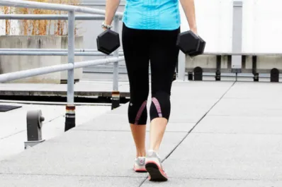 Caminata de granjero: el método más fácil para tonificar todo el cuerpo sin ir al gimnasio