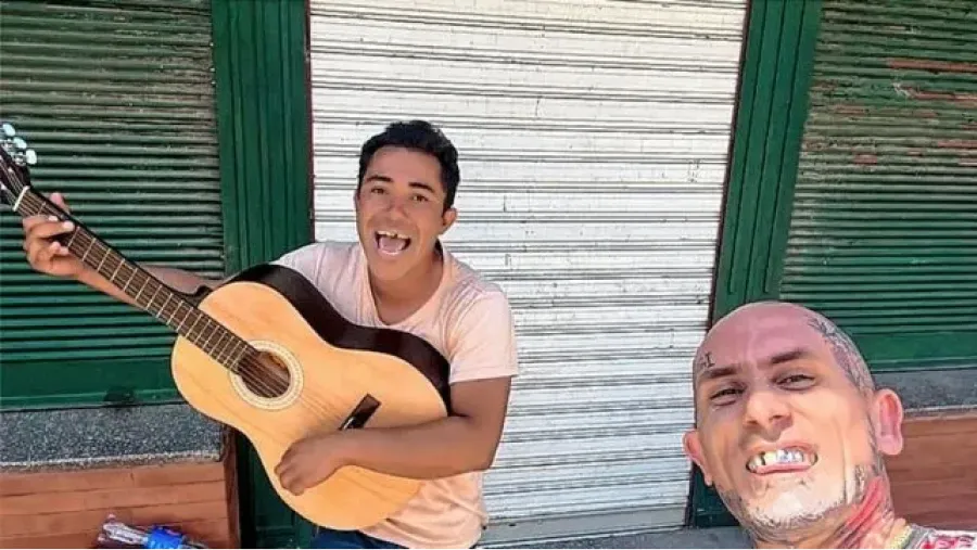 El emocionante gesto de Emanuel Noir con un cantante callejero que fue aplaudido por todos.