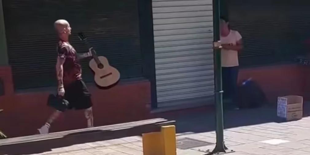 Emanuel Noir sorprendió a Damián con una guitarra.