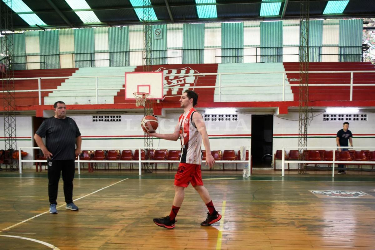 ENFOCADO. Jarma lleva el balón y lo observa Ruiz 