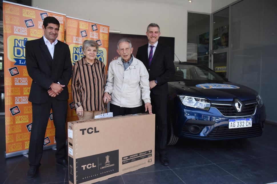 MÁS PREMIOS. El lector recibió un televisor TCL de 43 pulgadas.