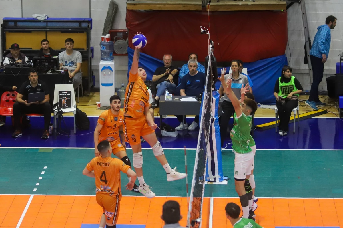 En cinco sets y con ventaja de dos, Monteros Voley perdió ante Once Unidos