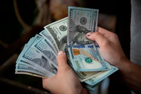 El dólar llega a los saltos a la segunda vuelta electoral