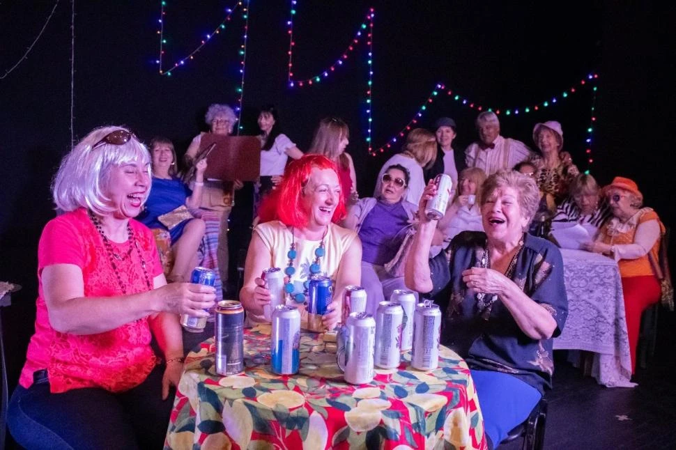 SITUACIONES DISPARATADAS. “Charlas con aroma de café” es una propuesta del Grupo de Adultos Mayores.