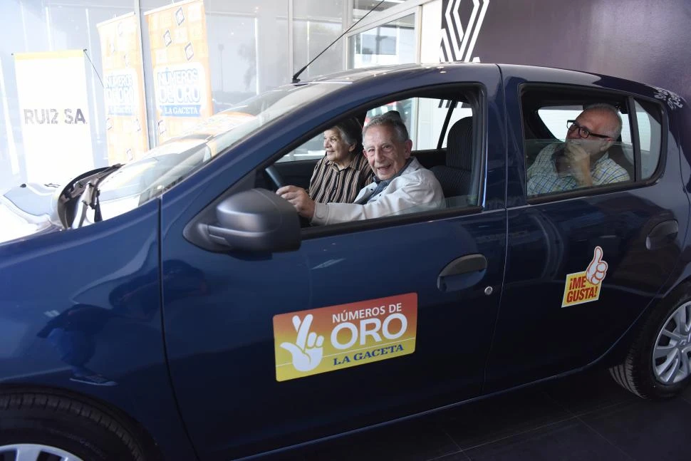 LISTOS PARA PARTIR. Roberto Chaila se subió al nuevo auto por primera vez. Su esposa Ana María y un amigo lo acompañaron durante la entrega. la gaceta / fotos de analía jaramillo