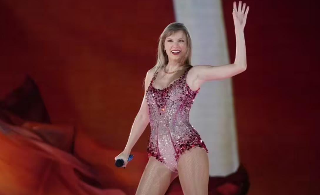 Así fue la increíble entrada de Taylor Swift a River: ¡dentro de una caja!