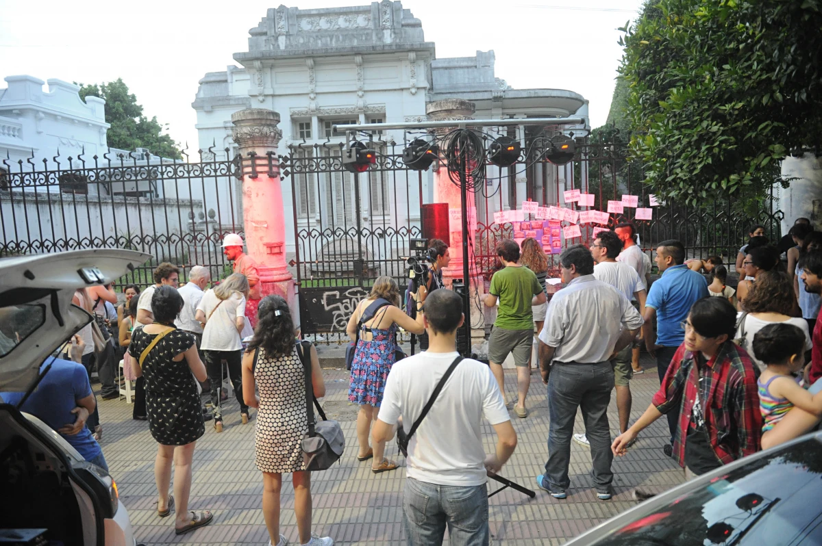 MOVILIZACIONES. La gente se puso en marcha con la consigna “Tucumán no se vende” y fue clave para impedir la demolición de la Casa Sucar, que parecía inevitable.