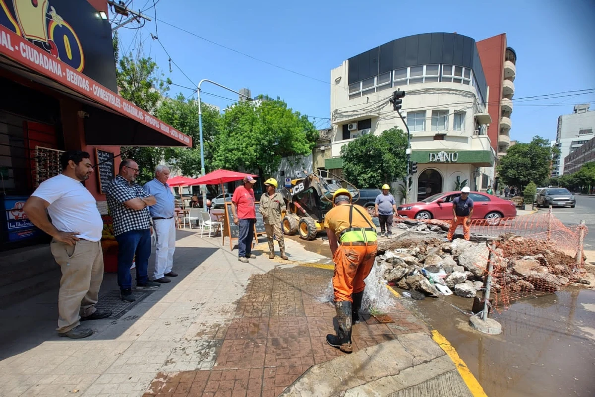Reparan una importante fuga de agua en Barrio Sur