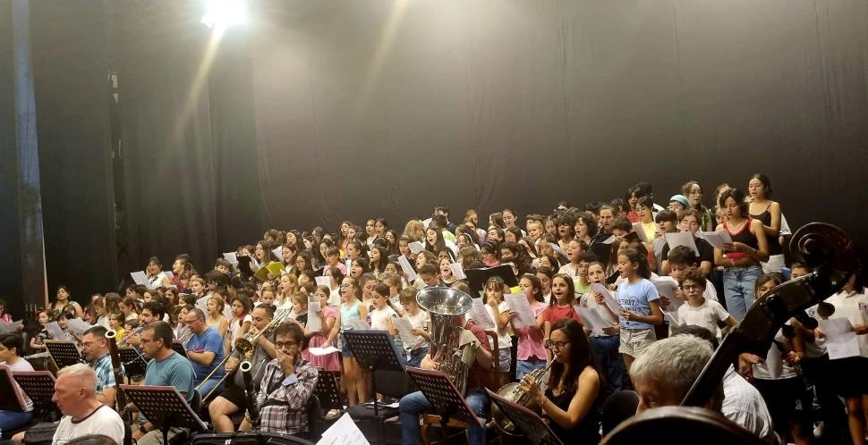 ENSAYO. Orquesta y coro infantojuvenil, con muchas y bellas vocecitas.