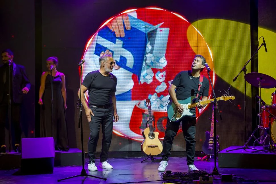 COLOR, CALOR, HUMOR Y MÚSICA. Pérez Albert y Saldaño se han instalado en la cartelera del país y llevan la impronta tucumana en sus shows. prensa