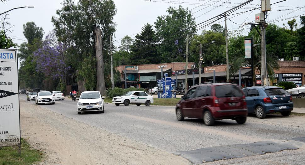 DESBORDADA. A toda hora, el flujo vehicular es incesante en la  Solano Vera y eso irrita a los conductores.  LA GACETA / FOTOS DE JOSÉ NUNO