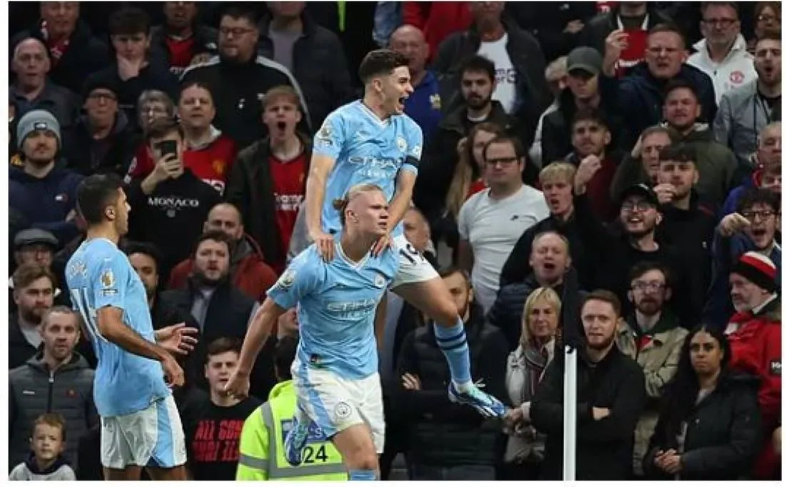 JUNTOS. Álvarez festeja saltando con Haalang tras asistirlo en su segundo gol.