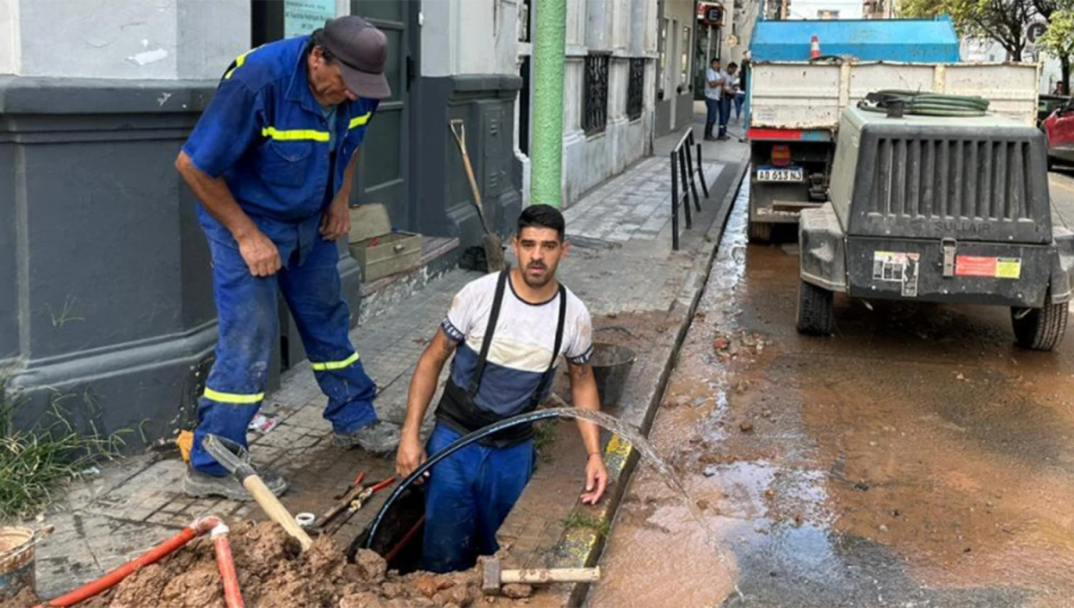 EN OBRAS. Operarios de la SAT iniciaron esta mañana los trabajos en la esquina de Barrio Norte.