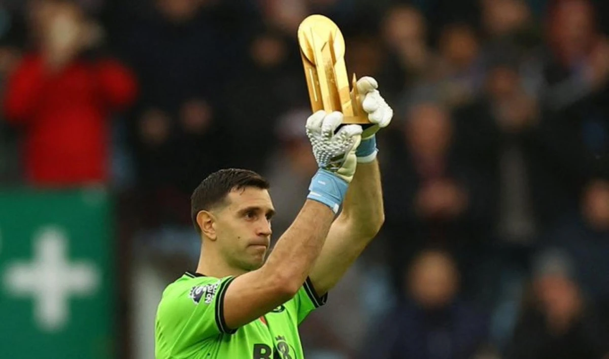 El gran recibimiento al “Dibu” Martínez en la previa al partido entre Aston Villa y Fulham