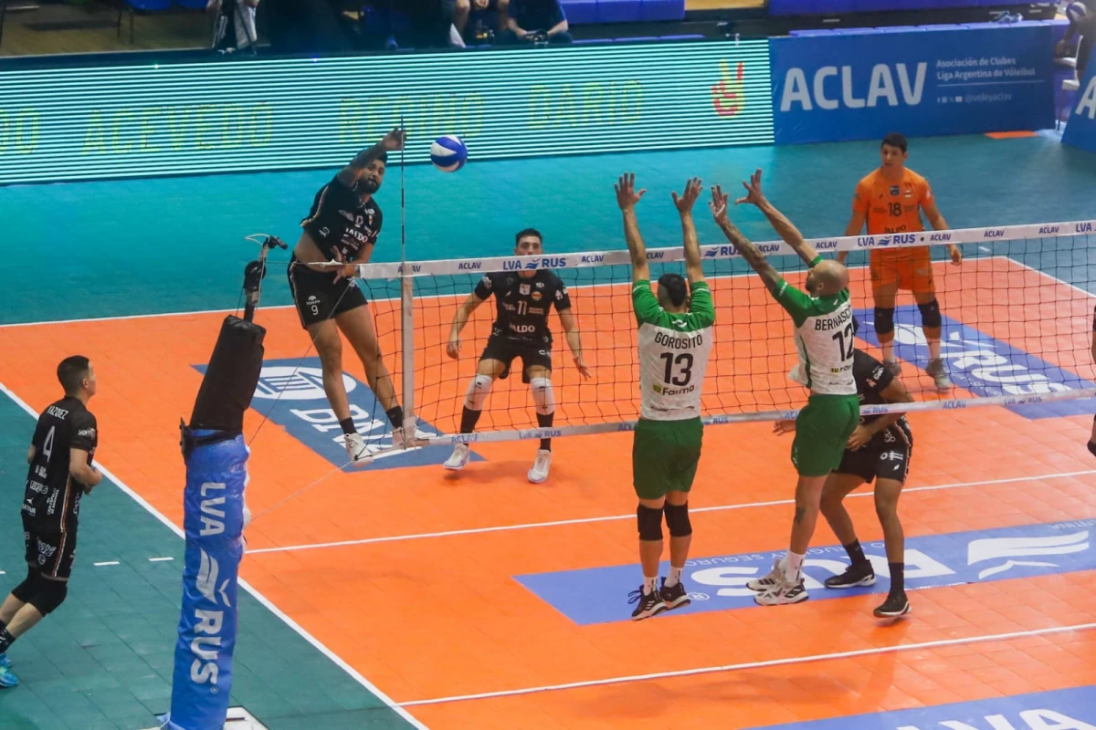 PRECISO. Frontini, el que más puntos aportó en Monteros Voley, ataca casi al borde de la varilla. FOTO PRENSA MONTEROS VOLEY