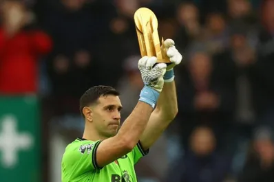 El gran recibimiento al “Dibu” Martínez en la previa al partido entre Aston Villa y Fulham