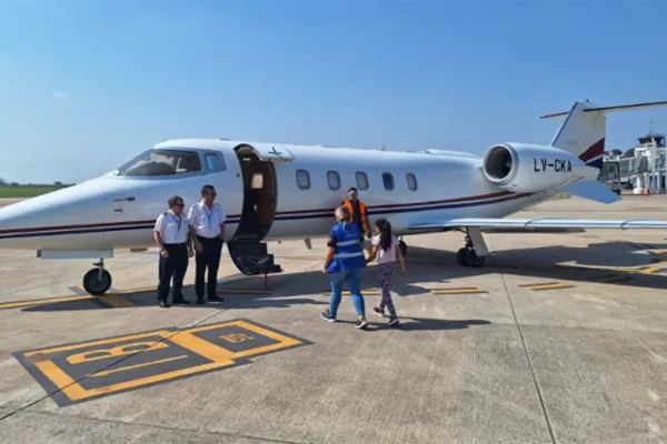 Una niña de 11 años viajó al Garrahan en un vuelo sanitario para recibir un trasplante renal