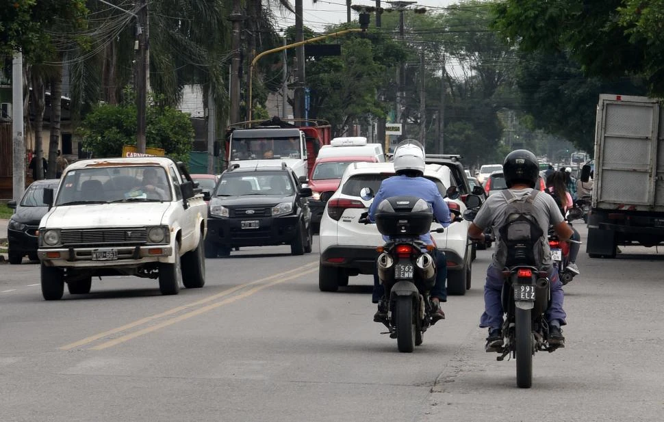 DESBORDADA. A toda hora, el flujo vehicular es incesante en la  Solano Vera y eso irrita a los conductores.  LA GACETA / FOTOs DE JOSé NUNO