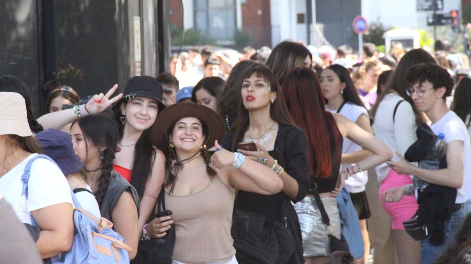 ANTES DE ENTRAR AL MONUMENTAL. Un grupo de jóvenes sonríe a la cámara, feliz de estar a punto de concretar su sueño de ver en persona a su ídolo.