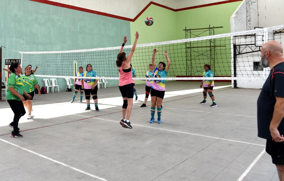 BLOQUEANDO RIVALES. A diferencia del Newcom y al igual que el voley, el Cachibol permite tapar los tiros de los rivales.