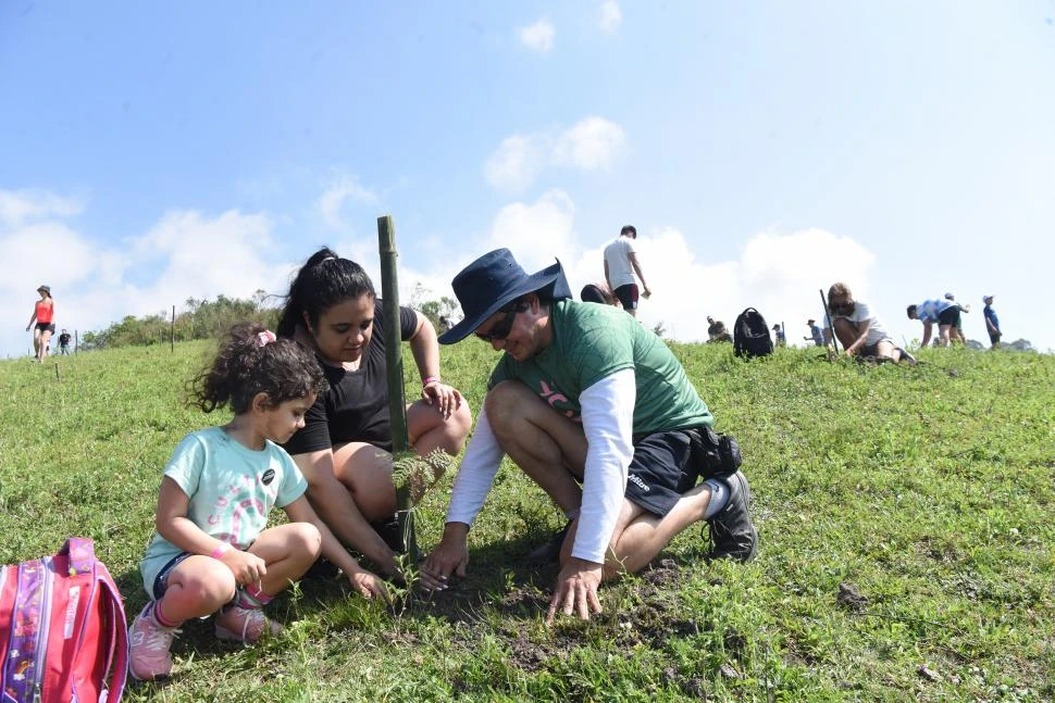 EMPEZANDO. Catalina (4) plantó ayer su primer árbol. “Esto es por los chicos; queremos dejarles la necesidad de cuidar y preservar el planeta. Ellos se van a acordar toda su vida de lo que han vivido acá, y quién sabe, quizá lo transmiten a sus hijos”, explicaron sus papás. LA GACETA/FOTOS DE ANALÍA JARAMILLO  