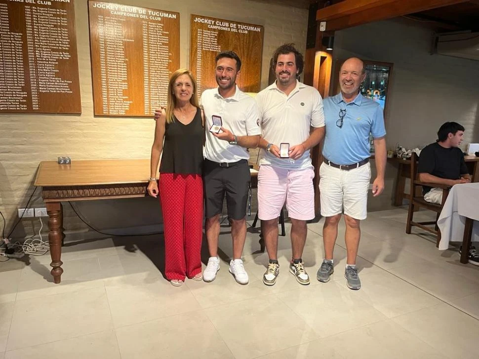 BICAMPEONES. Pedro Caram di Santo y Mariano Malmierca (h), en el centro.