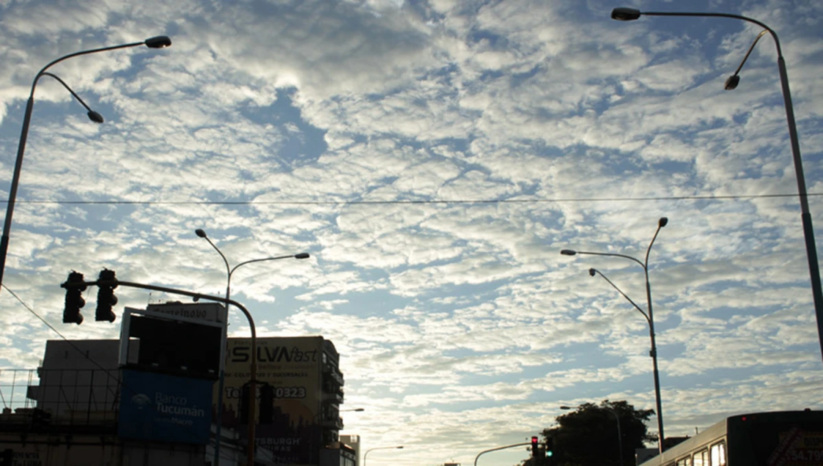 CUBIERTO. La nubosidad será una constante en el cielo tucumano durante este martes.