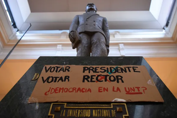 Docentes de la UNT cumplen una jornada de paro y protestarán frente al Rectorado