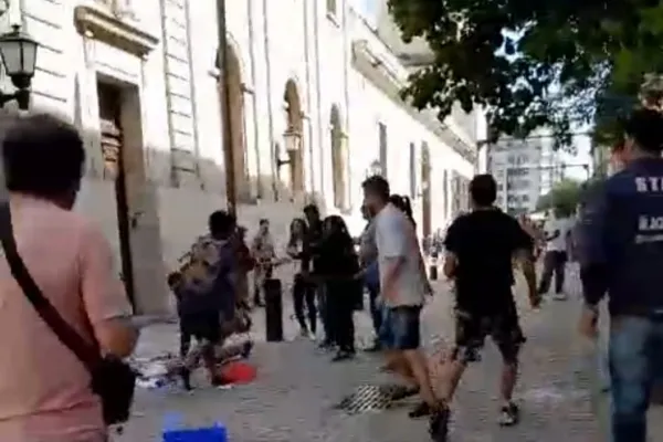 Video: vendedores ambulantes se pelearon por un espacio en la peatonal de la calle Congreso