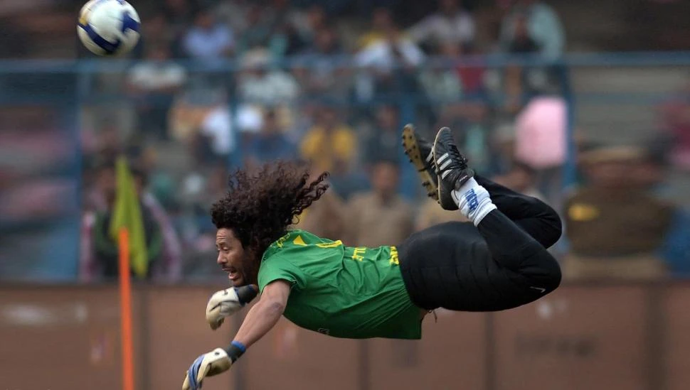 UNA ATAJADA MÍTICA. Se cumplieron 28 años del Escorpión, el invento de René Higuita en el arco de Colombia que se rememora en la producción dedicada al futbolista.